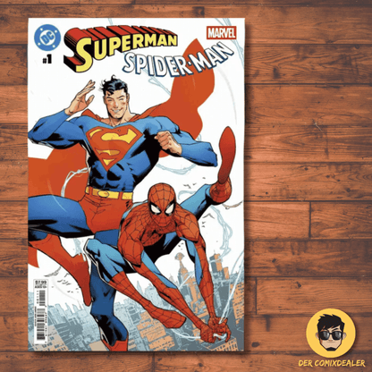 Cover des Superman/Spider-Man Comics mit Superman und Spider-Man im Actionmodus auf hölzernem Hintergrund.