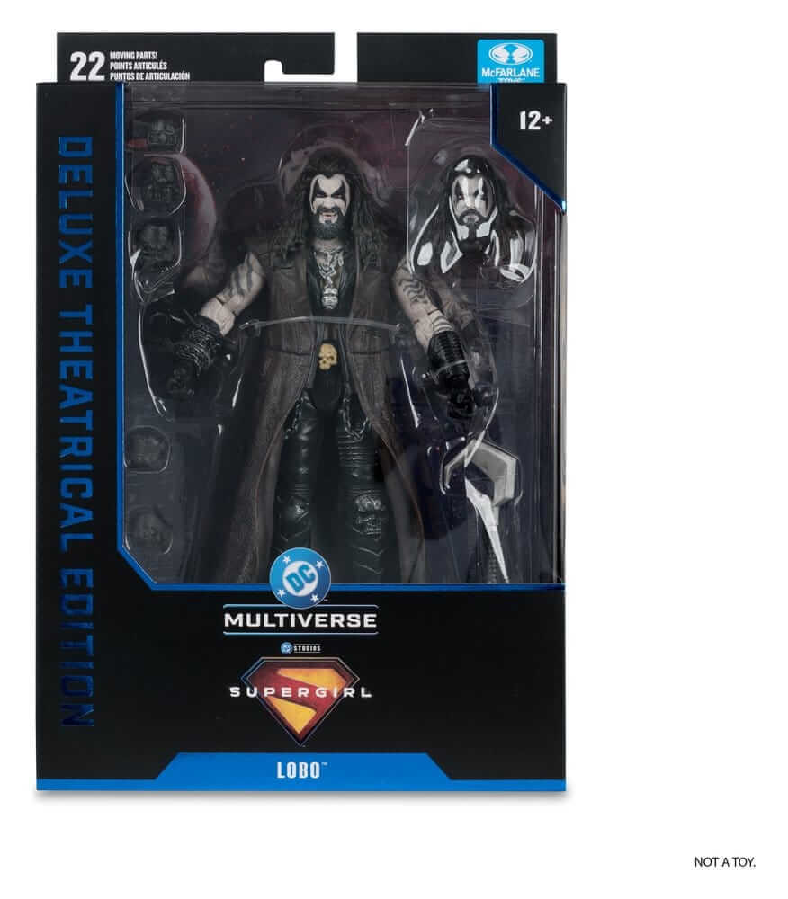 Supergirl (2026) DC Theatrical Deluxe Edition Actionfigur Lobo 19 cm in packaging, featuring multiple accessories.
